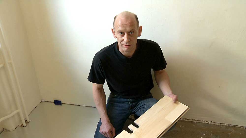 Holzparkett-erste-reihe-heizungsrohre-aussaegen