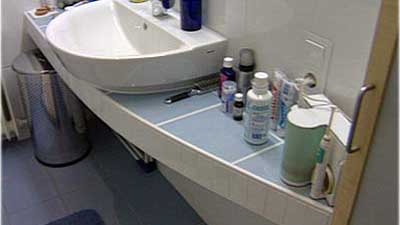 Kleines Badezimmer mit runden Formen