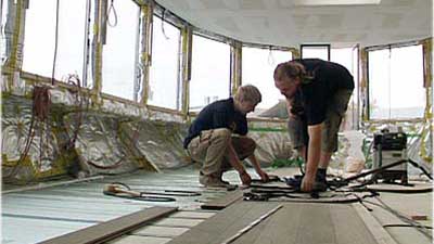 hausboot-bauen-3-eichendielen-verlegen-ToolSpot